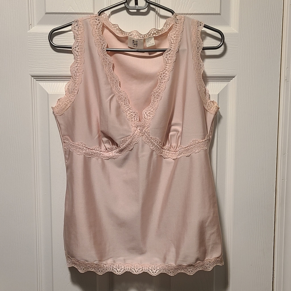 APT. 9 PINK V NECK LACE TRIM TOP, SIZE M